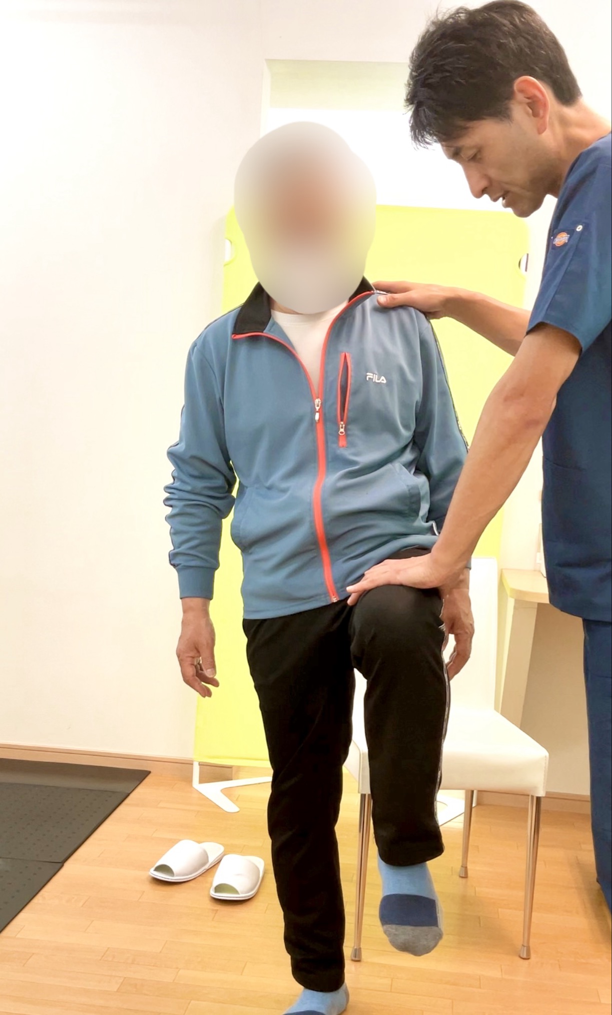 施術者が横に付き添いながら片脚で立つテストを実施