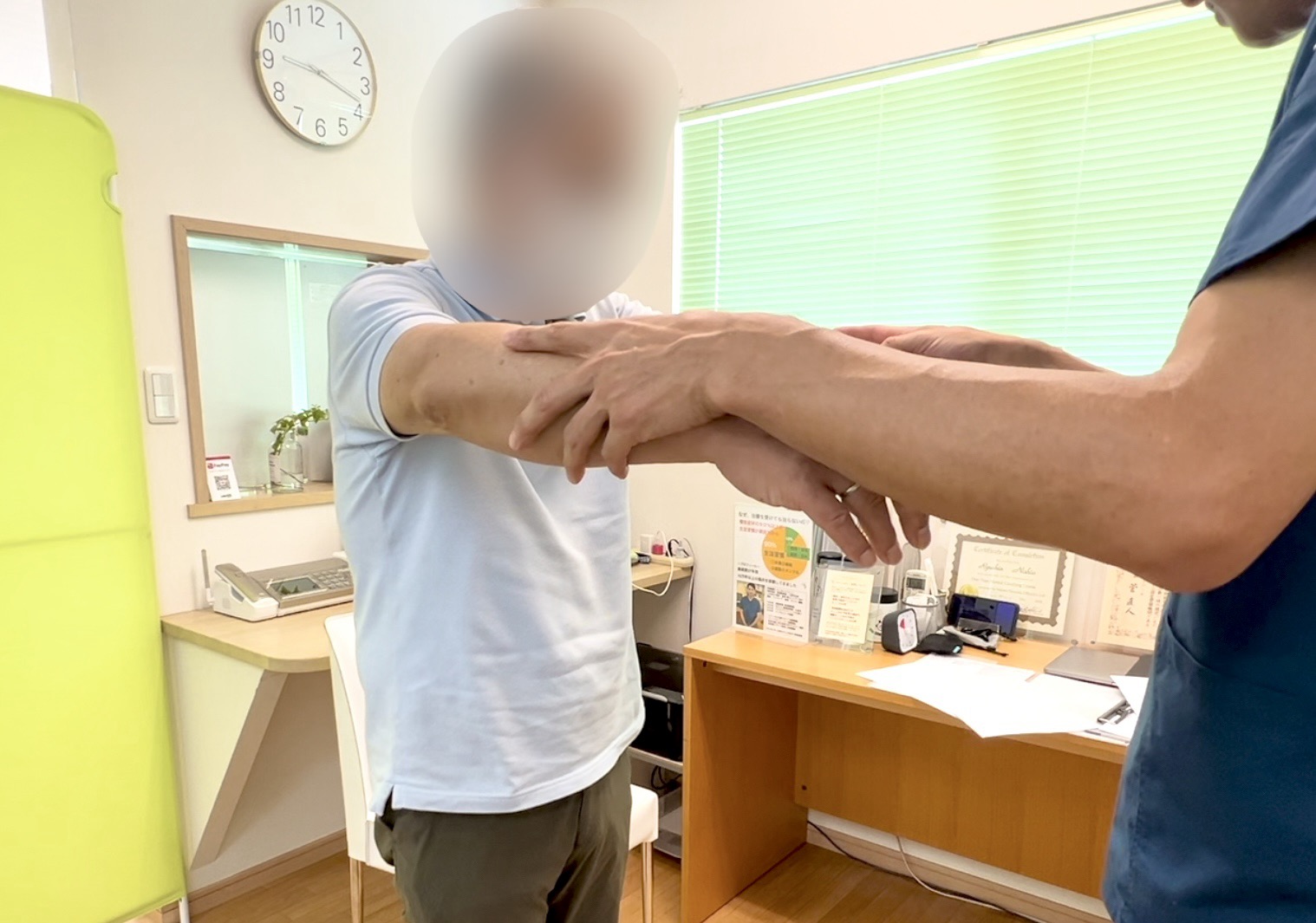 腕を使って神経の働きを評価している様子