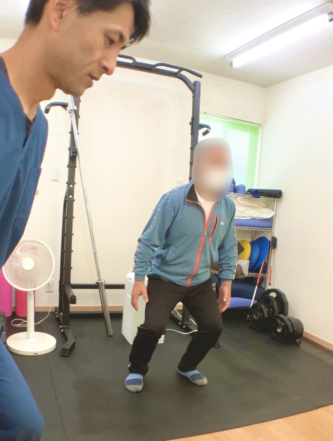スクワット姿勢で体の動きを確認している様子