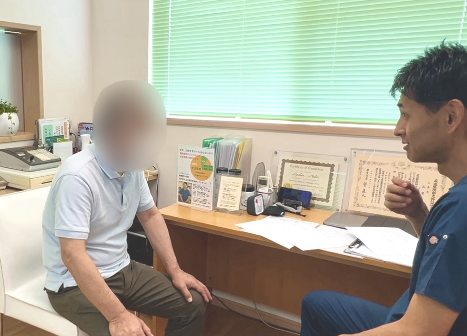 デスクで正面から向き合ってカウンセリングをしている様子