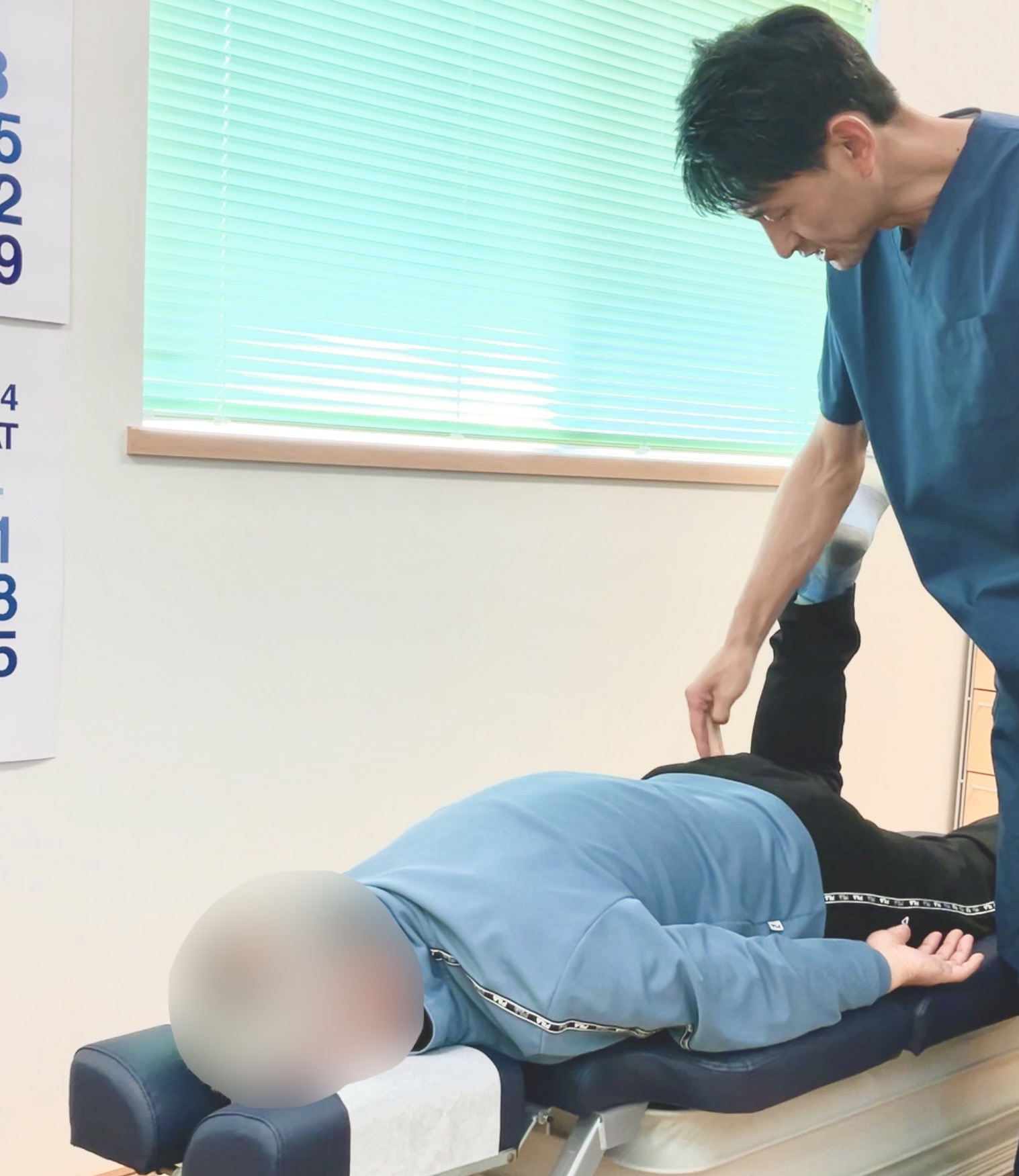施術中にうつ伏せで脚の状態を確認している様子