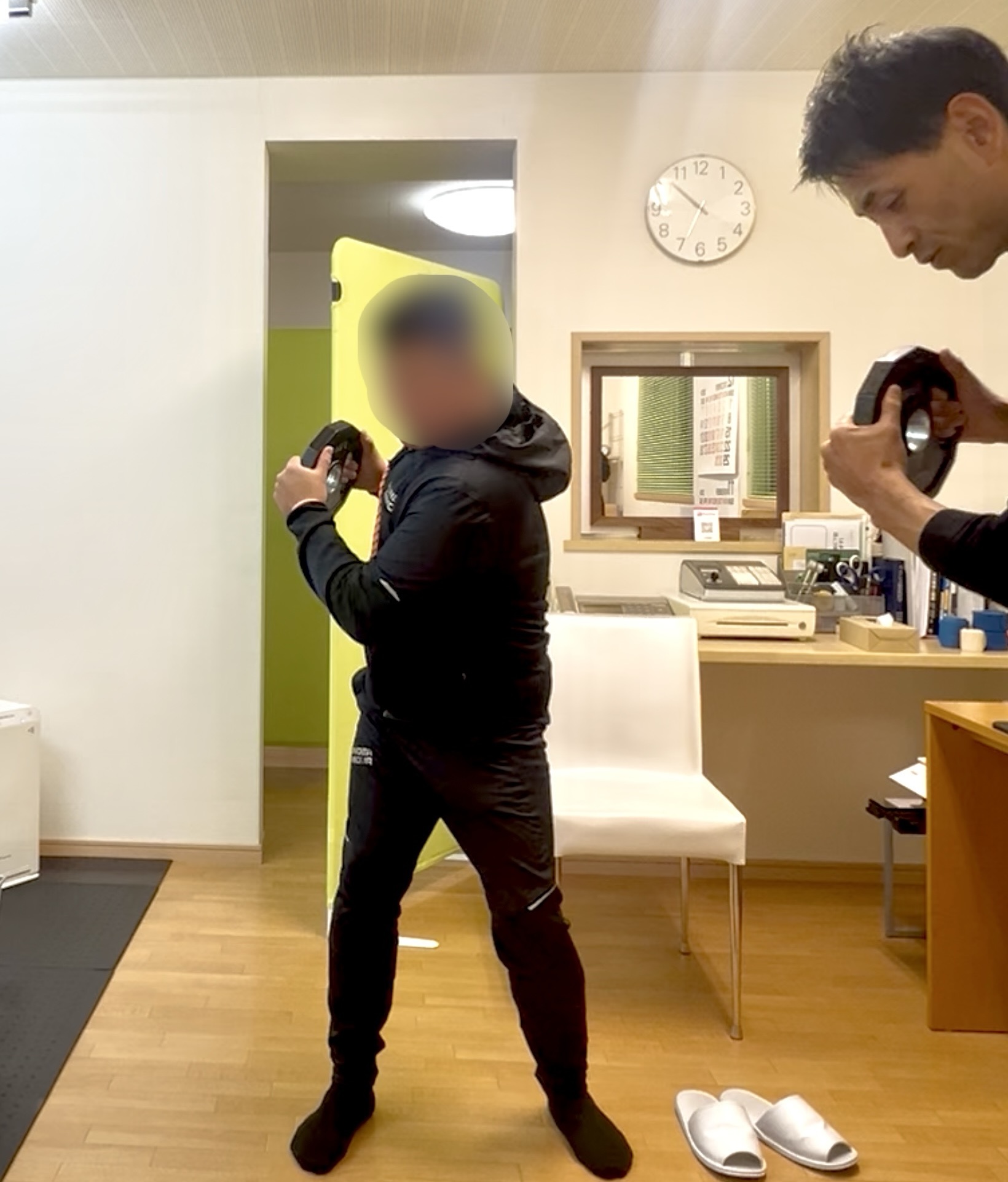 Kさんが院内でトレーニング指導を受けながら、ゴルフや仕事に必要な身体の使い方を再学習している場面。